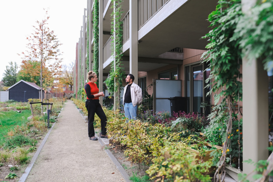 Gebiedsconsultent en creatief producent in de binnentuin van de Tenor