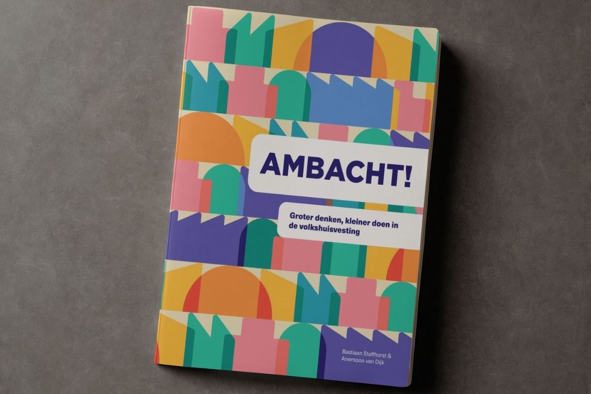 Kaft van het boekje Ambacht! Groter denken, kleiner doen in de volkshuisvesting